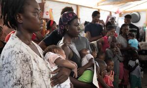 Mères et enfants font la queue à l'Ecole Jean Marie César à Port-au-Prince, en Haïti, pour un dépistage mensuel de la malnutrition mené par une unité mobile de santé de Medecins du Monde Argentine.