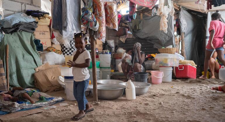 在太子港的一所学校里，因暴力冲突而流离失所的家庭在拥挤且卫生条件恶劣的环境中栖身。