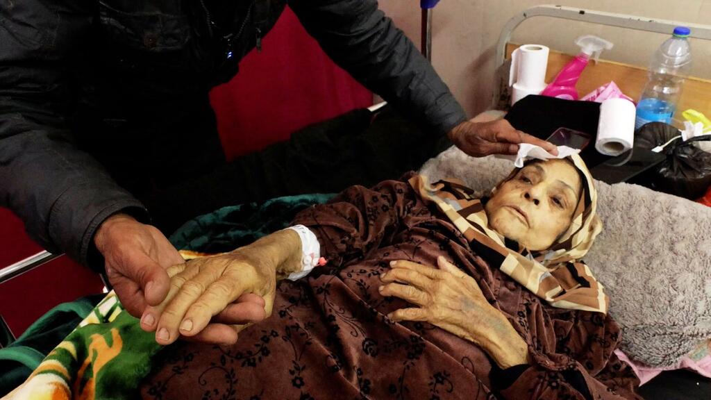 Мохаммед Хамму ухаживает за пожилой матерью, которая борется с раком. 