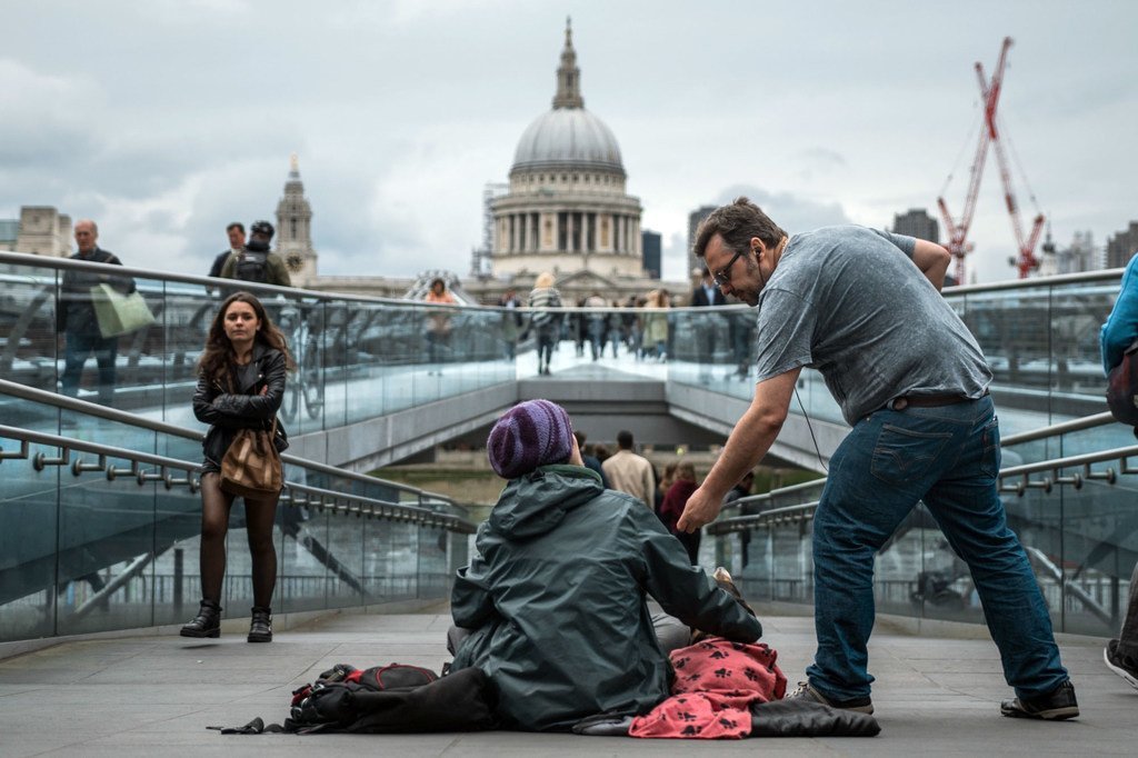 Mwanamke asiye na makazi akiomba pesa katika nji wa London, Uingereza