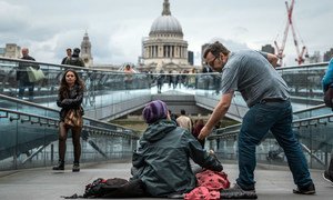 Une femme sans abri fait la manche dans le centre de Londres, au Royaume-Uni.