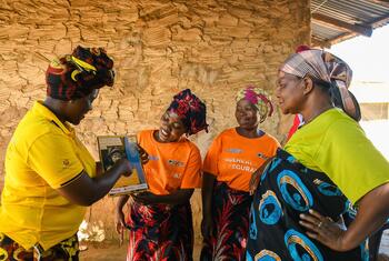 कैबो डेलगाडो से एक विस्थापित महिला Quibibi Faquihe Buana, कैबो डेलगाडो से एक विस्थापित महिला, मोरक्को के पुनर्वास केंद्र में महिला, शांति और सुरक्षा एजेंडे पर जिला सुविधादाता के रूप में कार्य करती है। वह हिंसा की रिपोर्ट करने के लिए मोबाइल उपकरणों का उपयोग करके लिंग-आधारित हिंसा की रोकथाम पर महिलाओं को प्रशिक्षित और जुटाती है।