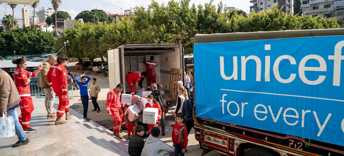 El equipo de UNICEF distribuye suministros de emergencia que incluyen colchones, mantas, agua y kits de higiene a familias desplazadas en una escuela pública de TVET en Mount Lebanon el 3 de marzo de 2026.