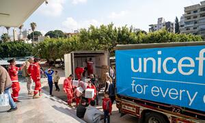 El equipo de UNICEF distribuye suministros de emergencia que incluyen colchones, mantas, agua y kits de higiene a familias desplazadas en una escuela pública de TVET en Mount Lebanon el 3 de marzo de 2026.