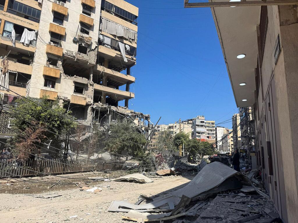 Последствия авиаударов в южном пригороде Бейрута.