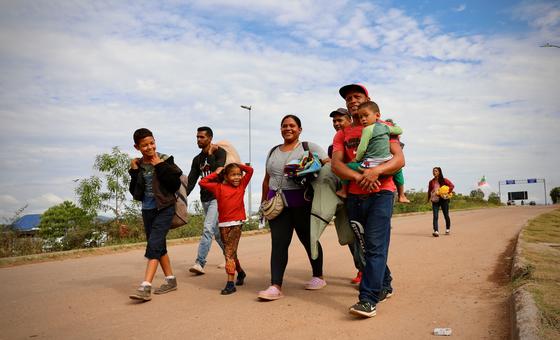 一个家庭徒步穿越委内瑞拉边境后抵达巴西。