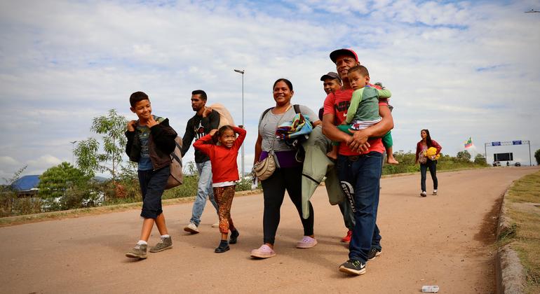 Une famille arrive au Brésil après avoir traversé à pied la frontière vénézuélienne.