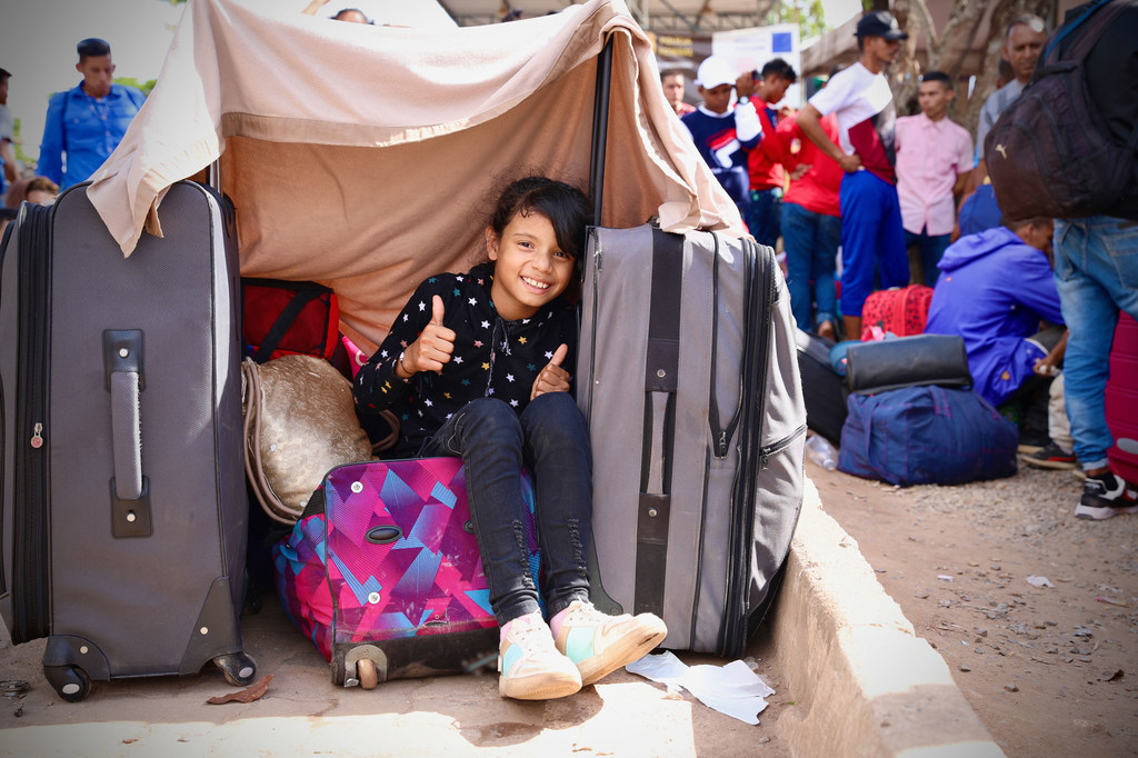 Una niña venezolana espera los trámites de migración en Pacaraima, ciudad del norte de Brasil, situada al otro lado de la frontera con Venezuela.