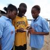 लाइबेरिया के मोनरोविया में कुछ युवक, इबोला बीमारी के प्रति जागरूकता फैलाने के लिए मोबाइल टैक्नॉलॉजी साझा कर रहे हैं.