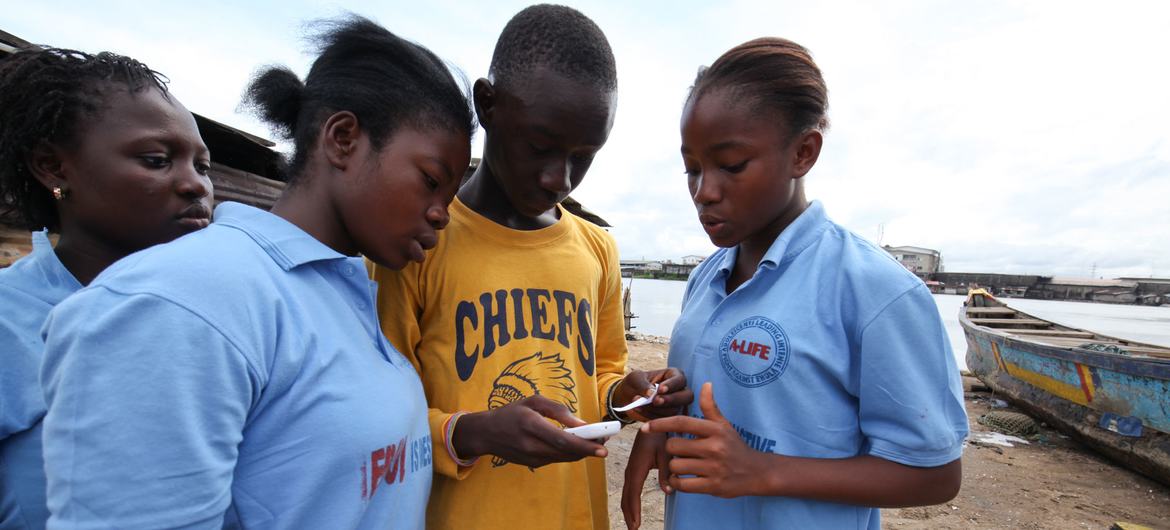 लाइबेरिया के मोनरोविया में कुछ युवक, इबोला बीमारी के प्रति जागरूकता फैलाने के लिए मोबाइल टैक्नॉलॉजी साझा कर रहे हैं.