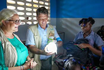 Bruno Maes (au centre), le représentant de l'UNICEF en Haïti, visite une école du département de l'Artibonite.