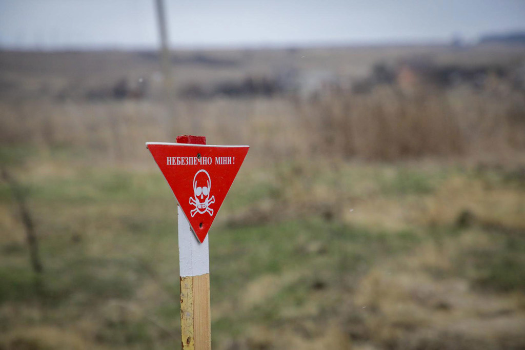 A sign in Ukraine warns of landmines.