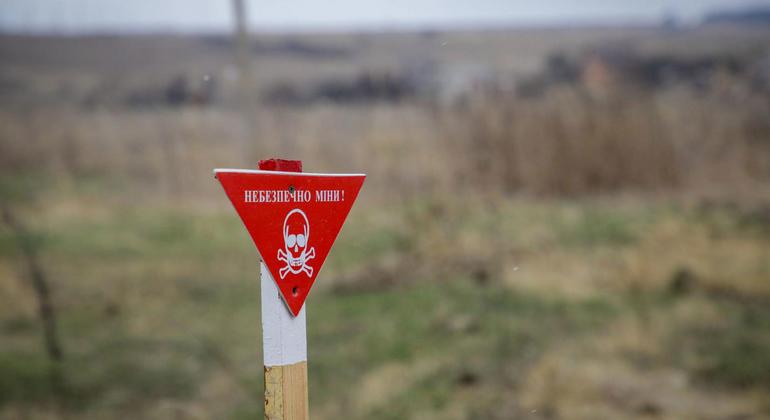 Знак, предупреждающий о минах в Украине.