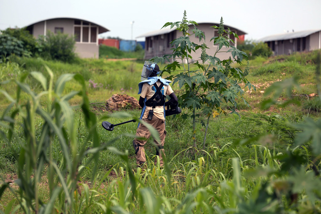 Travaux de déminage près de la base de la Mission des Nations Unies au Soudan du Sud (MINUSS), à Juba.