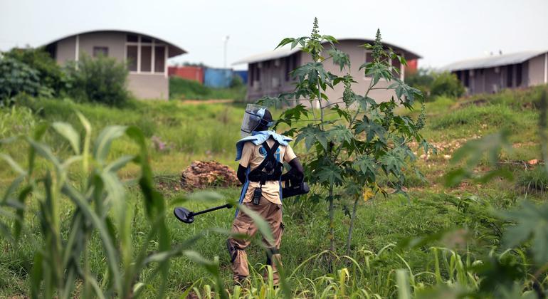 Travaux de déminage près de la base de la Mission des Nations Unies au Soudan du Sud (MINUSS), à Juba.