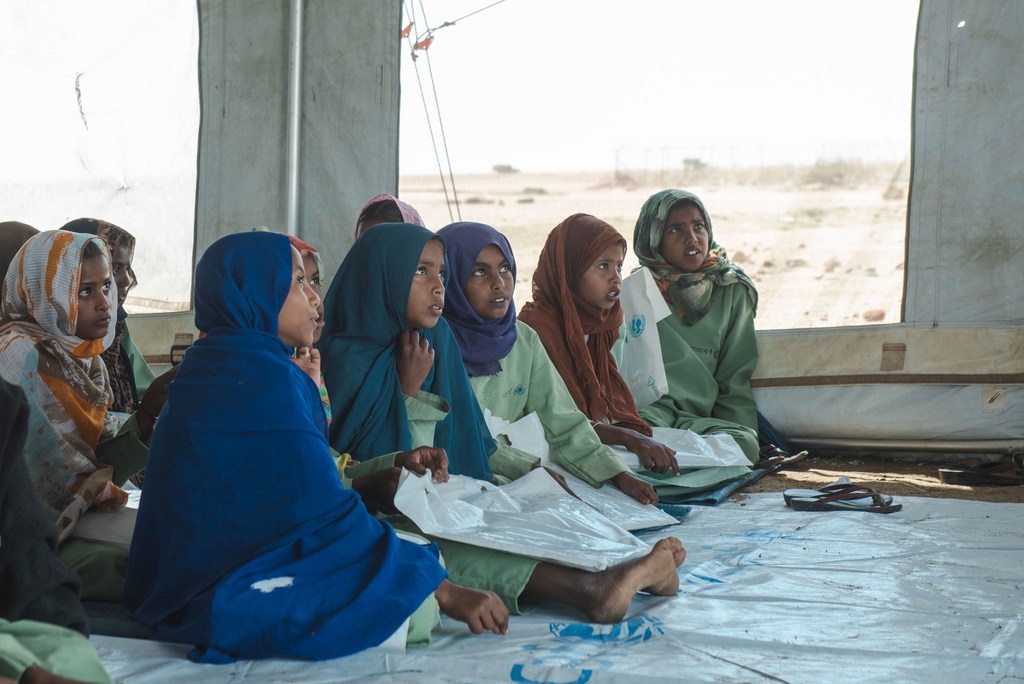 Niñas asisten a una clase apoyada por UNICEF en un campamento para personas desplazadas en el estado de Gedaref, Sudán.
