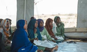 Niñas asisten a una clase apoyada por UNICEF en un campamento para personas desplazadas en el estado de Gedaref, Sudán.