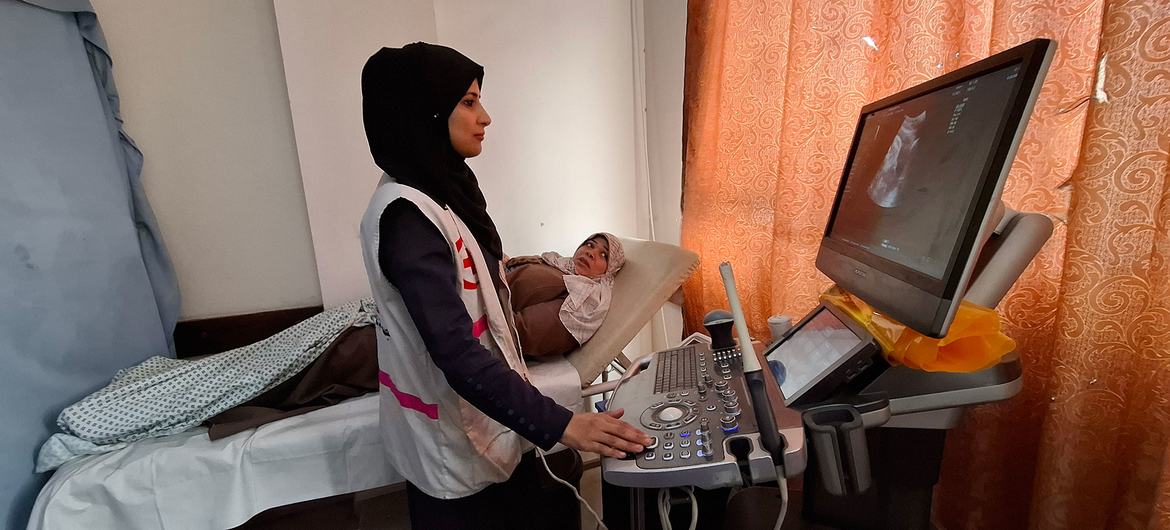 امرأة حامل تتلقى الرعاية في إحدى مرافق جمعية الإغاثة الطبية الفلسطينية في مدينة غزة.