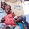Familias reciben servicios de salud y nutrición en una clínica apoyada por UNICEF en un campo de desplazados en Zalingi, Darfur Central.