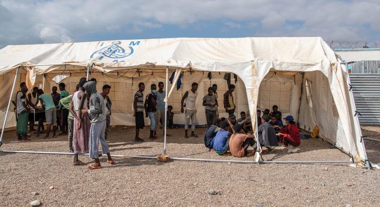 يقدم الموظفون في مركز الاستجابة للمهاجرين التابع للمنظمة الدولية للهجرة في أوبوك، جيبوتي، الدعم للمهاجرين الذين يرغبون في العودة إلى ديارهم.