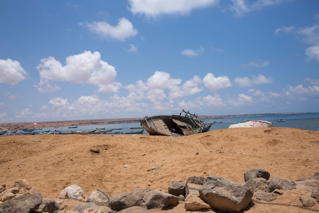 Les migrants qui ont survécu au chavirement d'un bateau de passeurs dans le golfe d'Aden ont été ramenés à terre à Obock, à Djibouti.