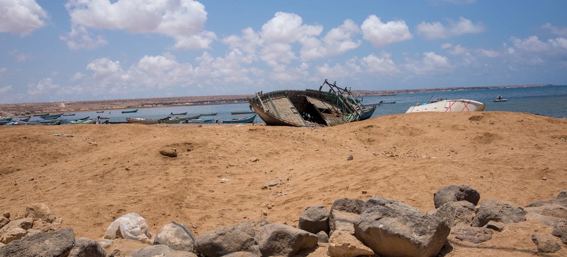 Un grupo de migrantes que sobrevivió al vuelco de una embarcación de contrabandistas en el Golfo de Adén fue trasladado a tierra en Obock, en Djibouti.