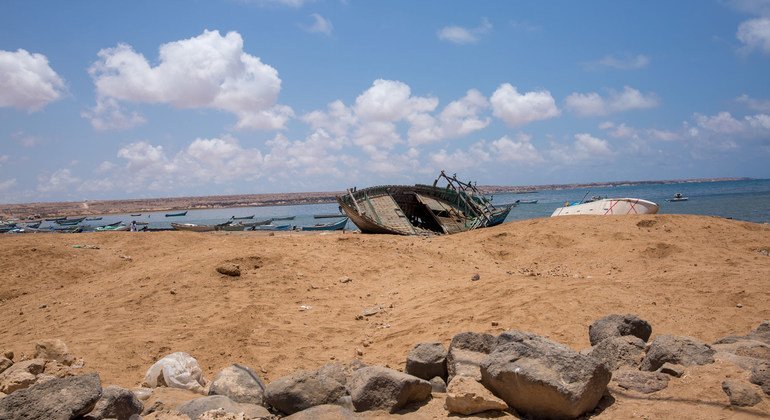 تم نقل المهاجرون الناجون من انقلاب قارب للمهربين في خليج عدن إلى الشاطئ في أوبوك في جيبوتي.