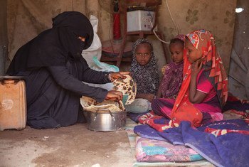 يقدم برنامج الأغذية العالمي مساعدات غذائية للنازحين داخليا في المخا باليمن.