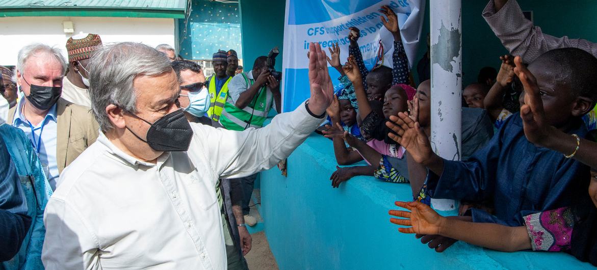 Le Secrétaire général des Nations Unies, António Guterres, rencontre des enfants au centre de soins provisoires de Bulumkutu à Maiduguri, dans l'État de Borno.