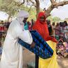 Des réfugiés soudanais récupèrent des articles de secours distribués par l'UNICEF et ses partenaires à Kounfroun, au Tchad.