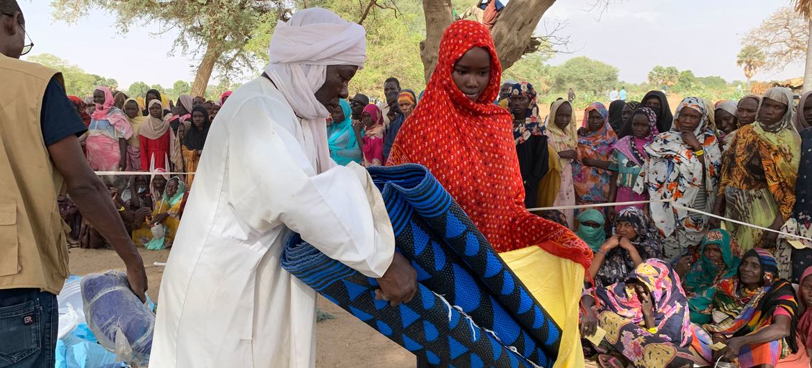 Refugees from Sudan collect relief items  distributed by UNICEF and its partners in Kounfroun, Chad.