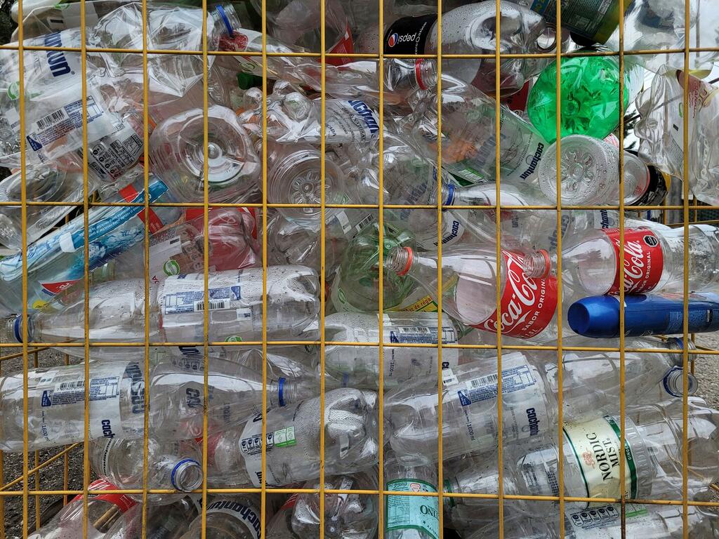 Des déchets plastiques sont collectés pour le recyclage.