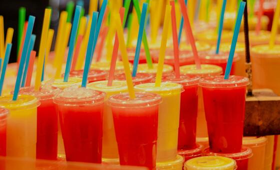 Expertos piden normas globales para hacer más seguro el uso de plásticos reciclados en alimentos