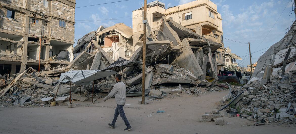Un hombre camina junto a los escombros de la panadería Al-Haloo destruida en Jan Yunis, Gaza.