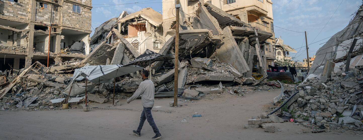 Un homme passe devant les décombres de la boulangerie Al-Haloo détruite à Khan Younis, à Gaza.