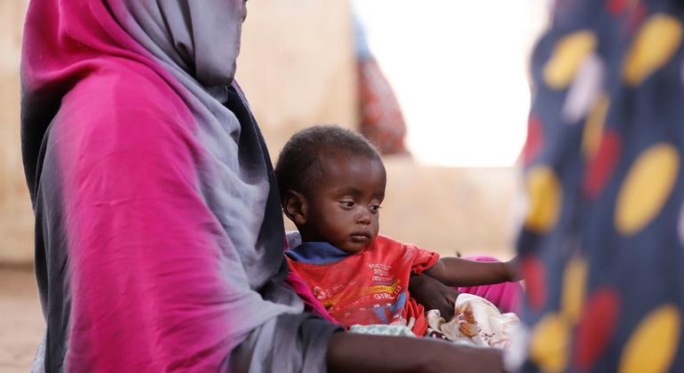 Un niño es examinado por desnutrición en una clínica de Tawila, Darfur del Norte.