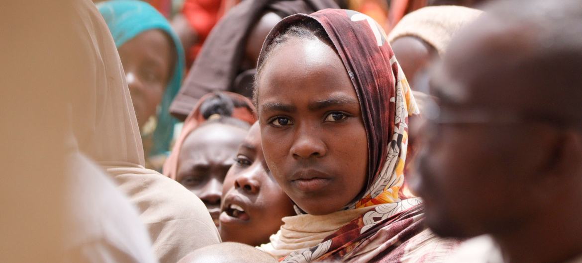 Des familles arrivent dans un camp de déplacés à Tawila, dans le Darfour du Nord, au Soudan.