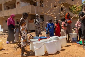 Des résidents de Khartoum, la capitale du Soudan, font la queue pour obtenir de l'eau.