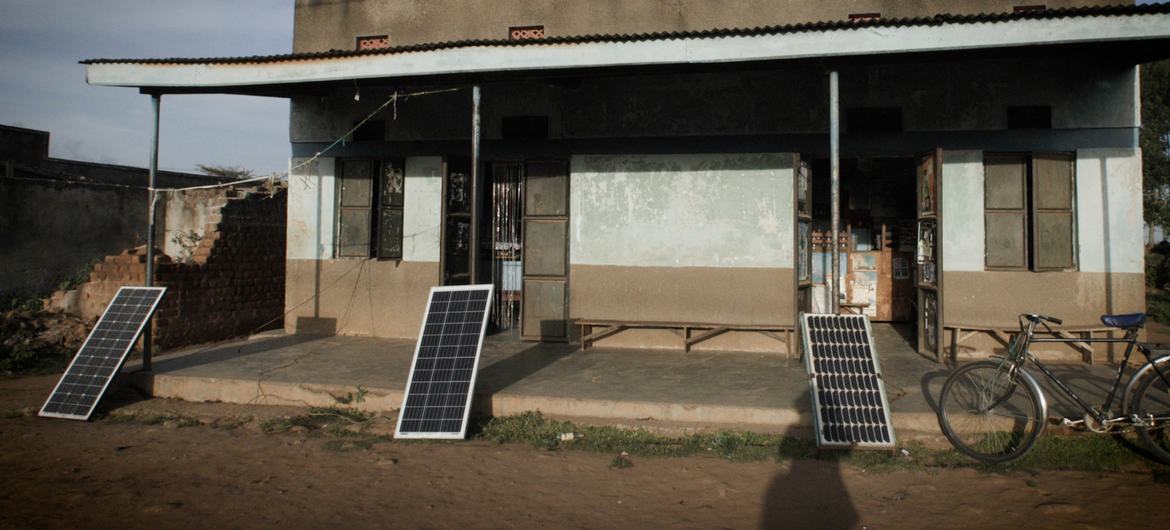 Iniciativas da ONU estão levando a energia solar para partes de Uganda que nunca tiveram acesso à eletricidade.