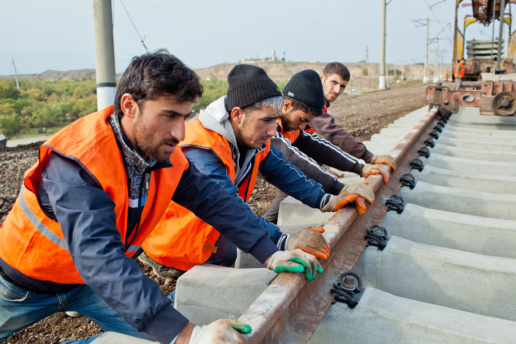 Los trabajadores de la construcción construyen una vía férrea en Azerbaiyán, un país sin salida al mar.