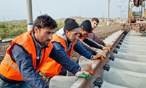 Los trabajadores de la construcción construyen una vía férrea en Azerbaiyán, un país sin salida al mar.