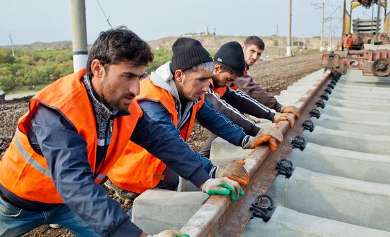 Los trabajadores de la construcción construyen una vía férrea en Azerbaiyán, un país sin salida al mar.