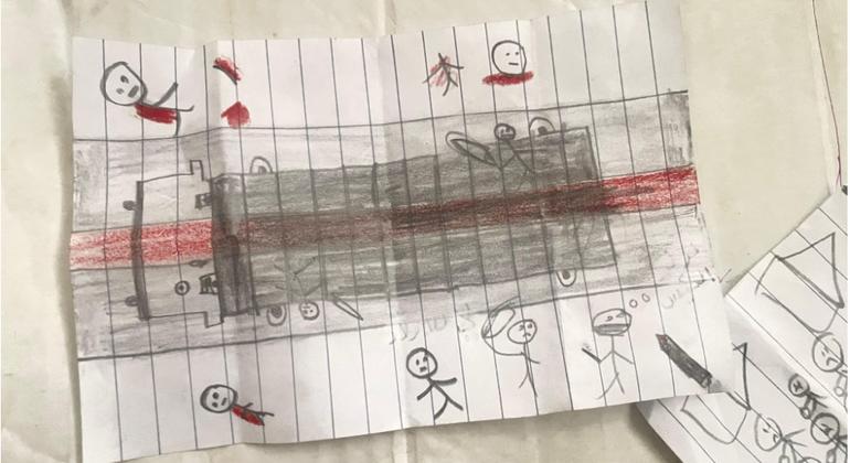 एक चित्र में दिखाया गया है कि कैसे लोग ग़ाज़ा में खाने के ट्रक तक पहुँचने की कोशिश में अपनी जान गँवा रहे हैं.