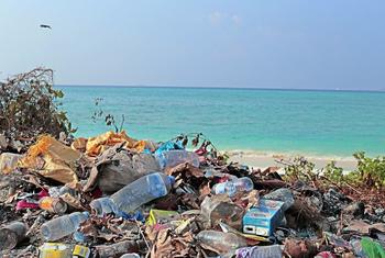 Resíduos plásticos chegam à costa do arquipélago das Maldivas