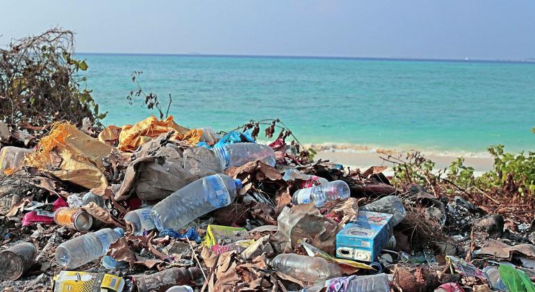 Desechos plásticos llegan a las costas del archipiélago de las Maldivas.