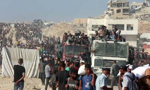Miles de personas buscan ayuda entregada a través del punto fronterizo israelí de Zikim, en el norte de Gaza.