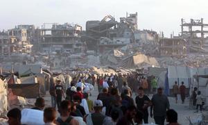 Maelfu ya Wapalestina wanaotafuta msaada wakiwasili kutoka kwenye kivuko cha Zikim cha Israel kaskazini mwa Gaza. Leo, karibu eneo lote la ukanda huo limepigwa marufuku kutoingia kwa Wapalestina.