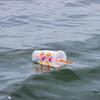 Um copo de plástico flutua no oceano