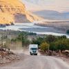 Un camion roule à travers le Tadjikistan.