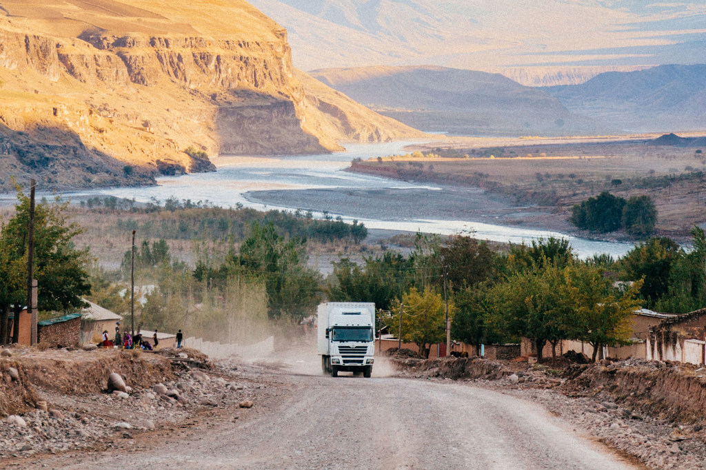 شاحنة تمر عبر مناظر طبيعية في طاجيكستان.